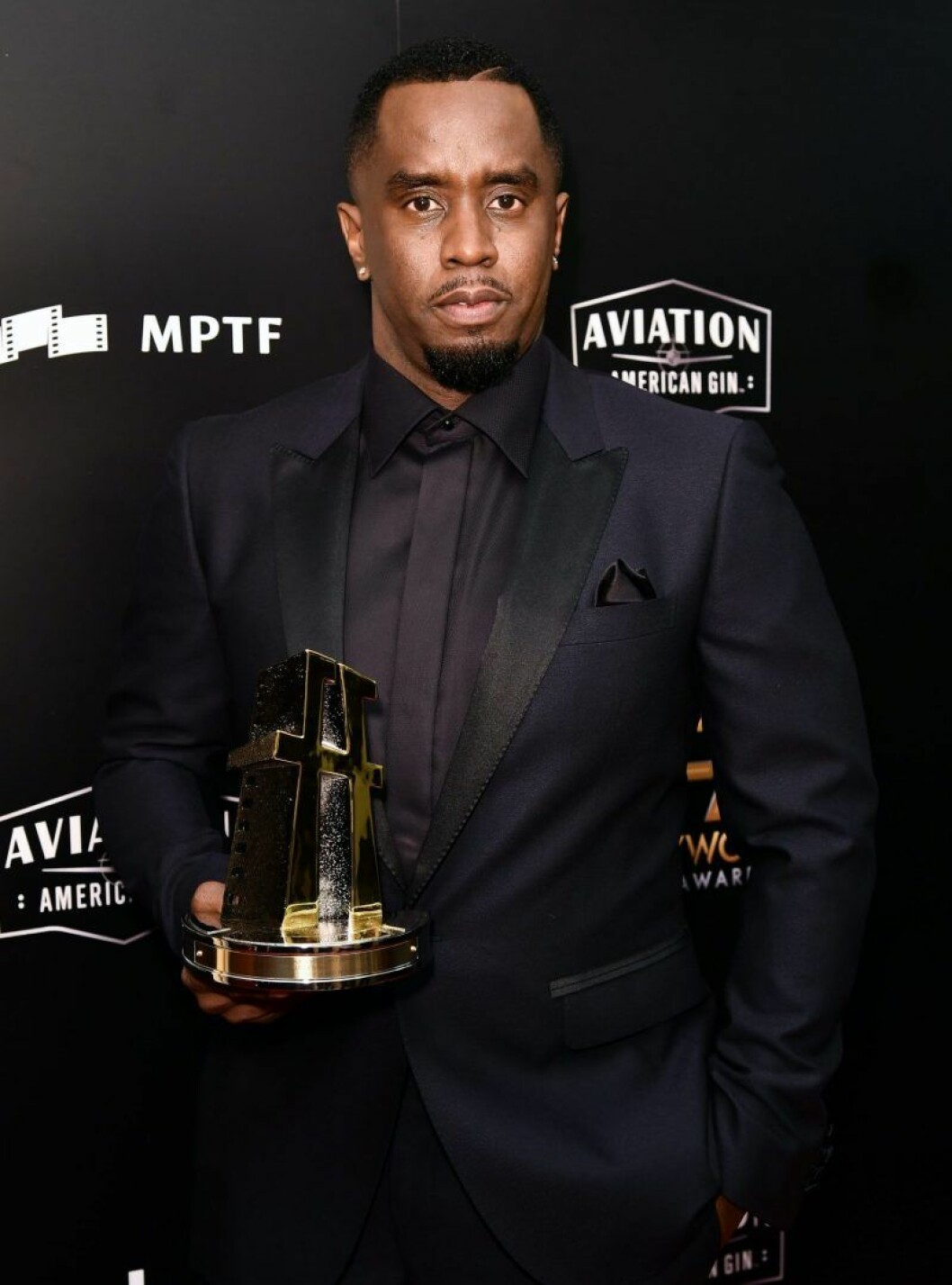 Diddy innan karantän. Diddy i svart kostym