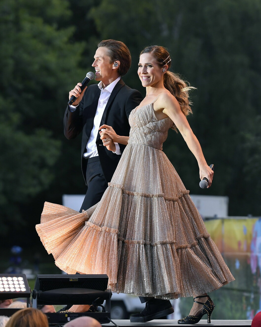 David och Kristina Lindgren showar ihop på Diggiloo-scenen 2021. david och kristina lindgren på scen