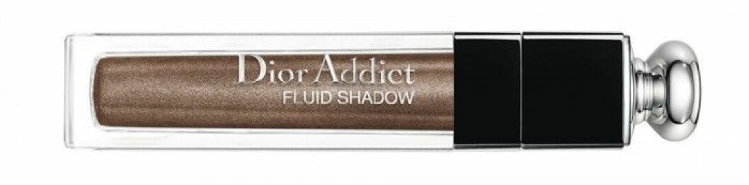 Dior Addict Fluid Shadow i Universe från Dior är som flytande metall som lägger sig över locken med otrolig hållbarhet. Ca 345 kr. Dior Addict Fluid Shadow i Universe från Dior är som flytande metall som lägger sig över locken med otrolig hållbarhet. Ca 345 kr.