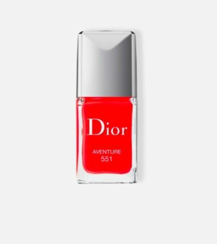 Nagellack, Dior. <a target="_blank" rel="nofollow" href="https://www.kicks.se/dior/makeup/naglar/nagellack/vernis-849-rouge-cinema?gclid=CjwKCAjwn6GGBhADEiwAruUcKgtX8OXbTvyvjRhmAg63MwdhHt8W6UhXbA_gPLOJ9IwwZiWwH4qSYBoCJCUQAvD_BwE">Klicka på bilden för att komma direkt till produkten!</a> Rött nagellack från Dior.