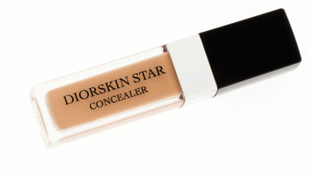 <strong>Lyxigt</strong><br><em>Diorstar Skin Concealer</em> från Dior täcker skavanker genom att neutralisera och ljusa upp. Varma nyanser som passar bra under ögonen och på pigmentfläckar. Ca 350 kr. Lyxigt Diorstar Skin Concealer från Dior täcker skavanker genom att neutralisera och ljusa upp. Varma nyanser som passar bra under ögonen och på pigmentfläckar. Ca 350 kr.