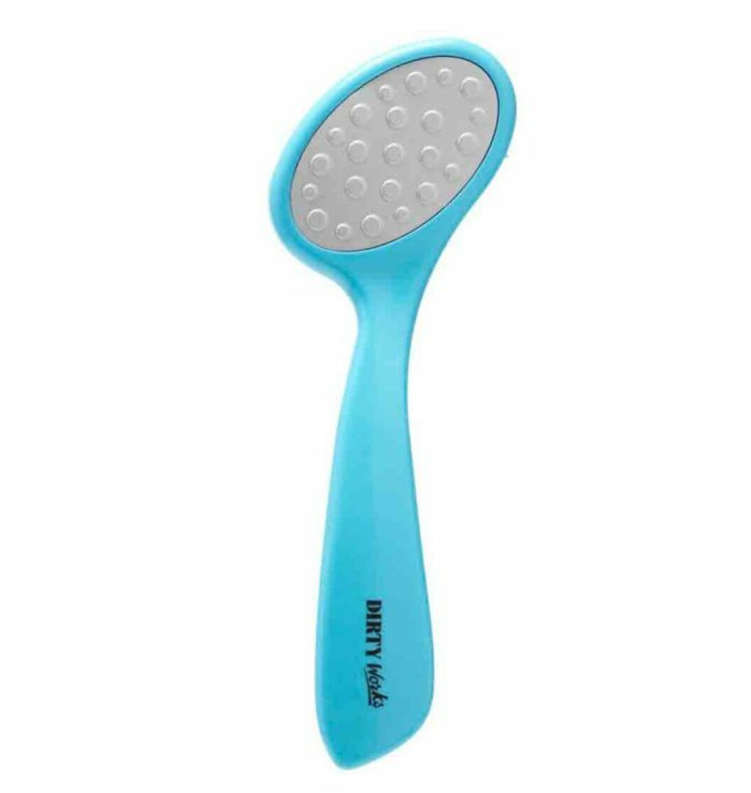 <strong>Smart form</strong><br>Smoothing Foot File från Dirty Works är fin i sin retrodesign och smart utformad för att enkelt att komma åt överallt. Tvåsidig fil med en grövre och en snällare sida. Ca 80 kr/eleven.se. Smart form Smoothing Foot File från Dirty Works är fin i sin retrodesign och smart utformad för att enkelt att komma åt överallt. Tvåsidig fil med en grövre och en snällare sida. Ca 80 kr/eleven.se.