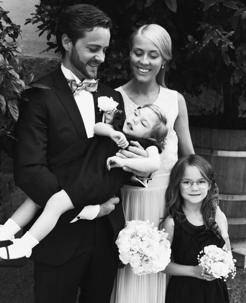 Ditte och David med Della på sin bröllopsdag. Foto: Privat