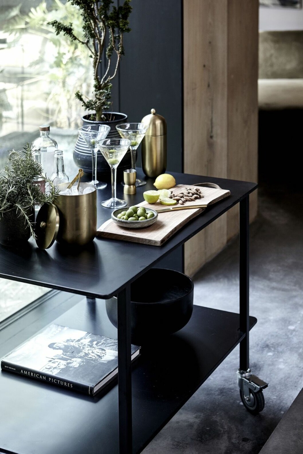 En drinkstation blir en festlig detalj i hemmet. Foto: House Doctor Enkel DIY-bar med drinkvagn
