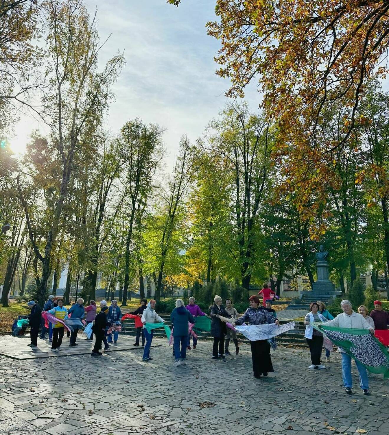 Ukrainska damer dansar i en park.
