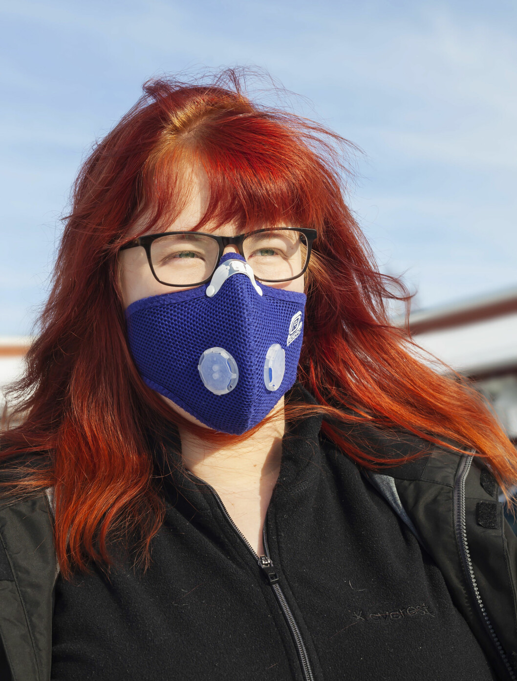 Masken hjälper Katrin så hon kan vara ute lite mer, men det är jobbigt med folk som stirrar. Katrin är doftöverkänslig och använder en andningsmask.