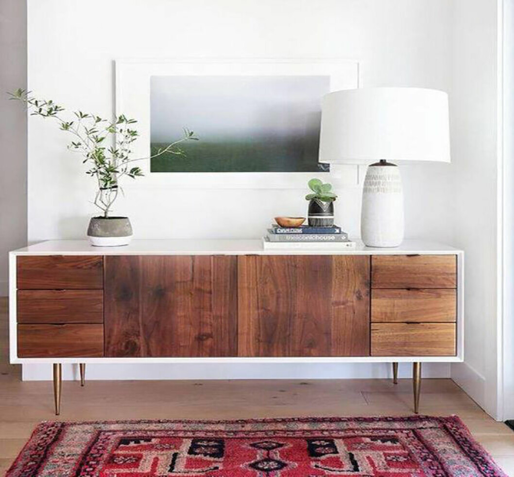 Förvaring med höga ben och en stor lampa ger bra förutsättningar för snabb städning. | Foto: busyathomecity.us Sidobord