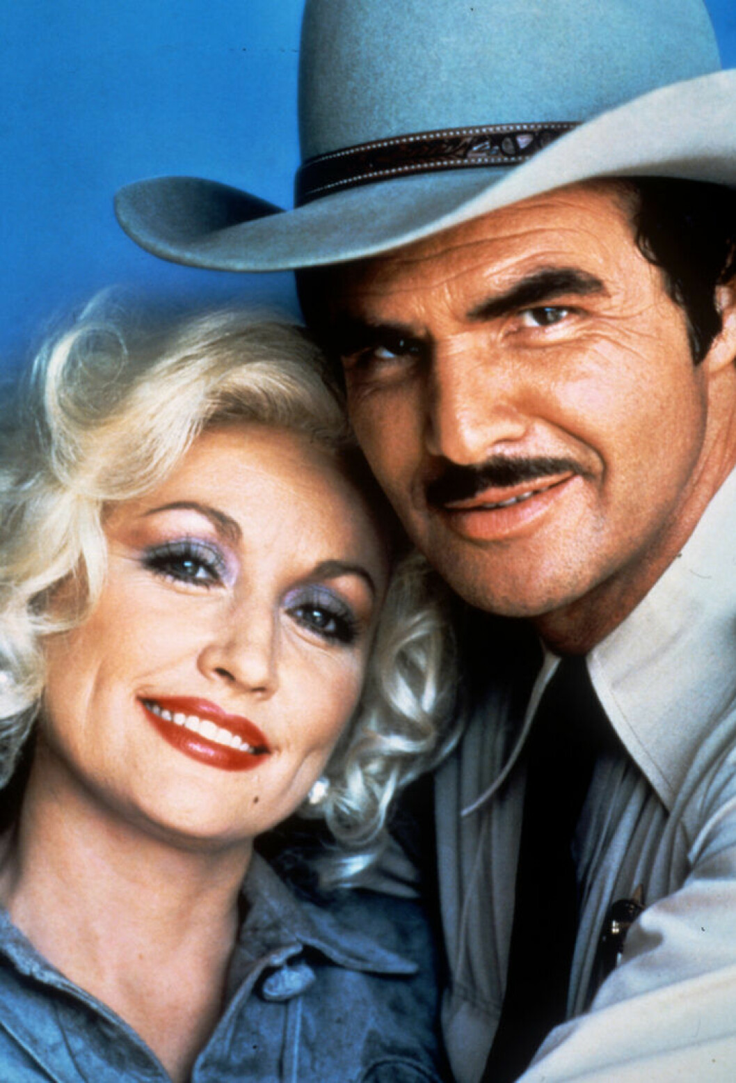 Dolly Parton spelade mot Burt Reynolds i filmen <em>Det bästa lilla horhuset i Texas </em>(1982). Foto: IBL Dolly Parton och Burt Reynolds