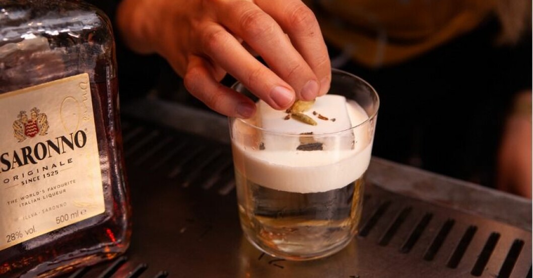 drink med smak av semla med is och kardemummakärnor på toppen