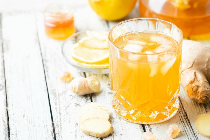 Oragne drink med is och ingefära