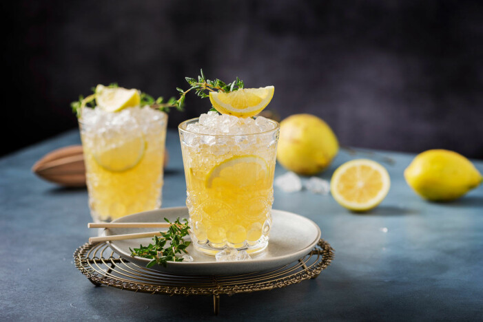 Gul drink med is och citron