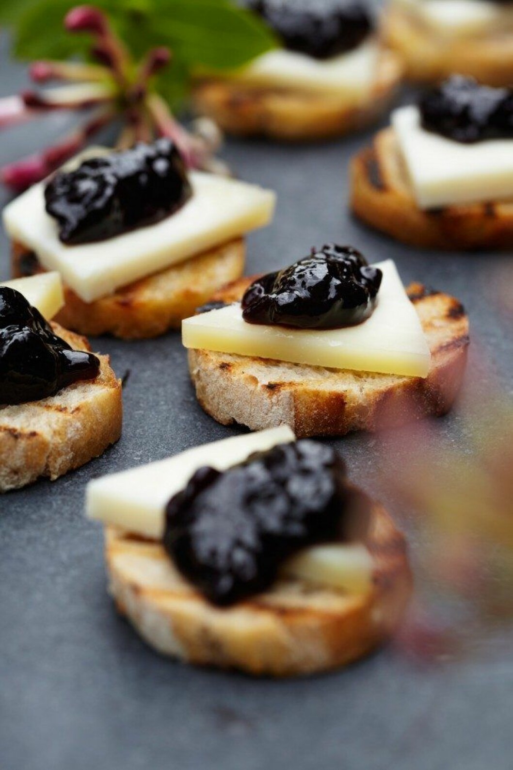Bruschetta med pecorino & körsbärssylt. Bruschetta med pecorino & körsbärssylt.