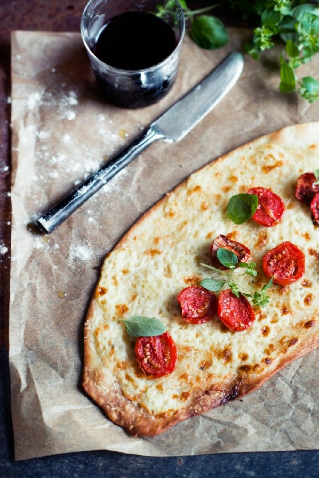 Vit pizza med tomater.