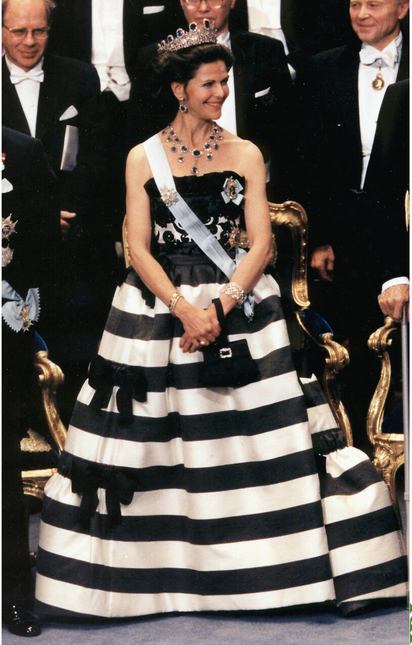 Drottning Silvia i randig klänning av Nina Ricci på Nobel 1993