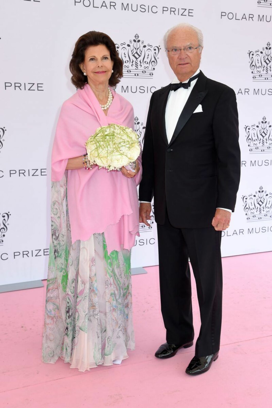 Drottning Silvia och kung Carl XVI Gustaf. Drottning Silvia och kung Carl XVI Gustaf på rosa mattan på Polarpriset 2019