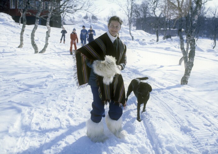 Drottning Silvia på plats i Mora för att fira Vasaloppet 1977 i piffig poncho och fluffiga snöboots med matchande vantar. Drottning Silvia, Vasaloppet 1977.