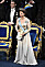 Drottning Silviai beige och guldig klänning från Elie Saab på Nobel 2019