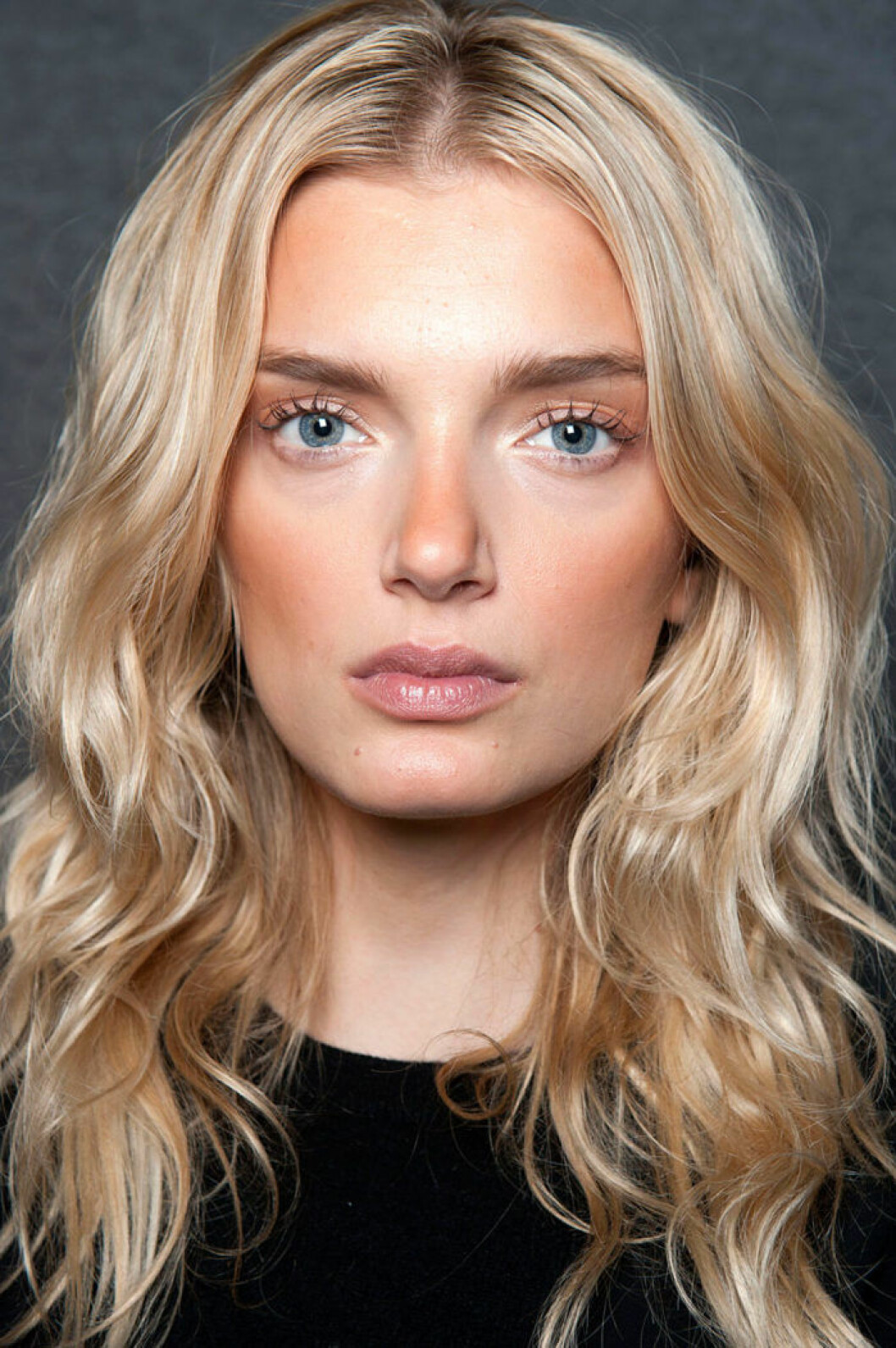 Med makeuptekniken shading jobbar du fram ansiktets former med hjälp av ljus och skuggor. Med makeuptekniken shading jobbar du fram ansiktets former med hjälp av ljus och skuggor.
