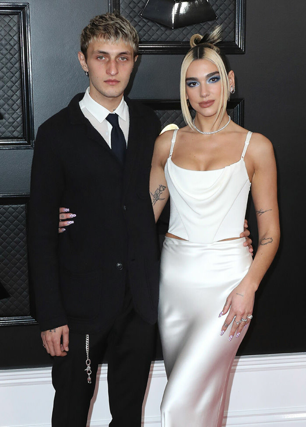 Anwar Hadid och Dua Lipa på Grammy Awards, 2020. En bild på sångerskan Dua Lipa och modellen Anwar Hadid på Grammy Awards 2020.