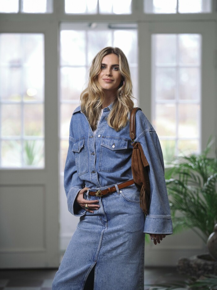 Dubbeldenim trendar denna vår, testa bära en denimskjorta med denimkjol för att få en häftig och feminin look. Dubbeldenim, denimskjorta och denimkjol.