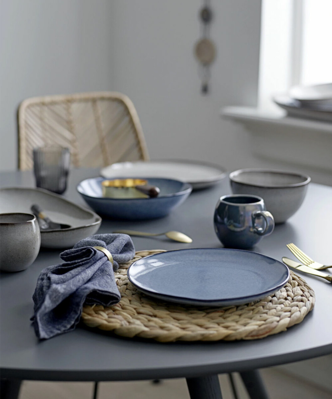 Ge dukningen en tidlös färgklick med blått porslin. Foto: Bloomingville Dukning med blått porslin