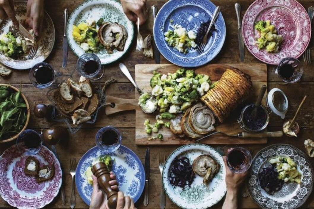 Dukat-langbord-med-mat