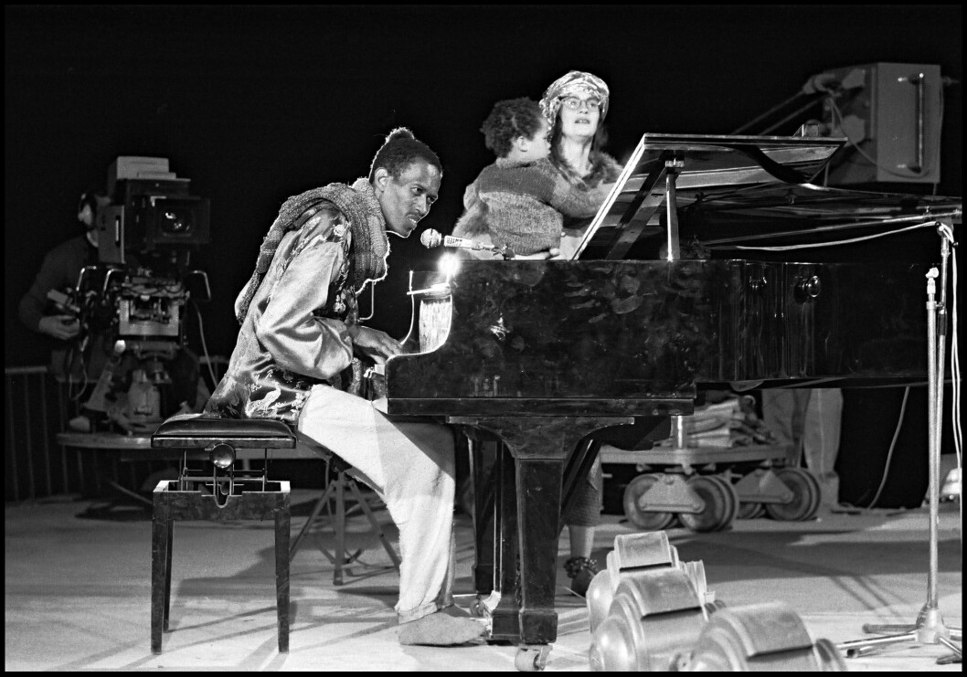 Don Cherry, fru Moki Cherry och sonen Eagle-Eye på scen i Frankrike, 1972. eagle-eye cherry