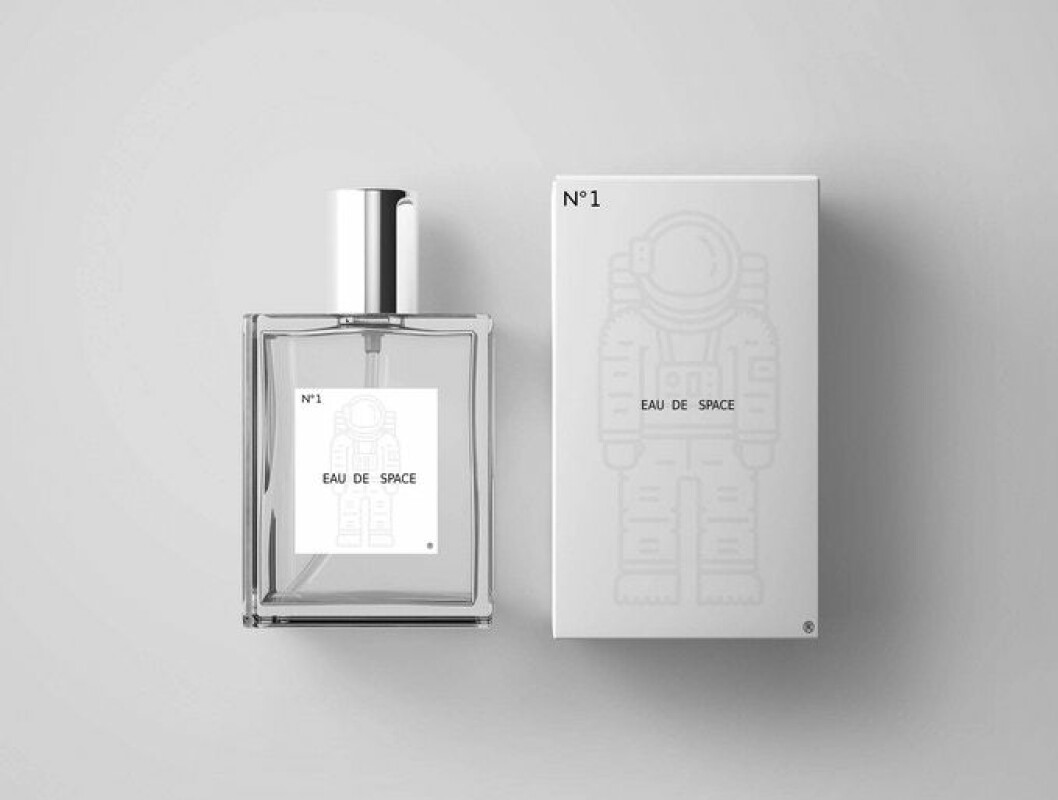 Rymddoften har förpackats precis som en vanlig parfym. Parfymen Eau de Space i glasflaska med kartong.