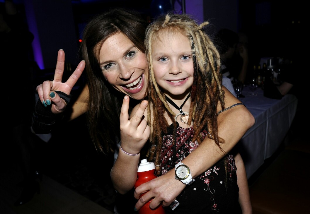 Eddie Lee Liljedahl tillsammans med mamma Caroline af Ugglas under <span class=" italic" data-lab-italic_desktop="italic">Melodifestivalen</span> i Göteborg, 2009. eddie-lee och caroline af ugglas