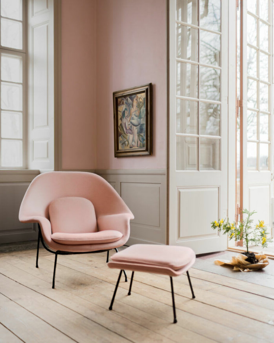 Siri Derkert ”Balkongen”, Eero Saarinen ”womb chair” med fotpall.