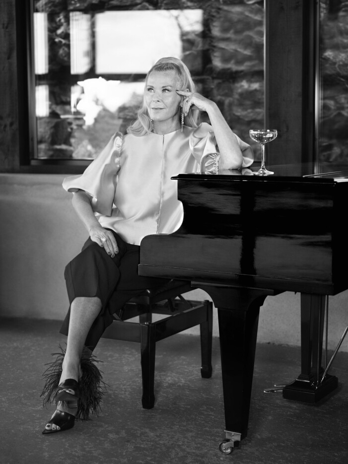 "Det här är en perfekt cocktailklädsel – festlig men inte overdressed med ett par svarta slacks och avslutas med ett fyverkeri till skor på fötterna." Foto: Mattias Edwall Blus i polyester/elastan, XS–XL, 1 599 kr, By
Malina. Byxor i polyester/ull/viskos, XS–XL, 2 495 kr, Rodebjer. Skor i läder/strutsfjädrar, 4 200 kr, ATP Atelier. Hårextension Clip-on set, 899 kr, Rapunzel of Sweden. Örhängen i oxiderat silver/sötvattenspärlor, 2900 kr, ring i silver/barockpärla, 5500 kr, alliansringar i vitt guld/diamanter resp guld/diamanter, 19 900 kr/styck, armband i vitt guld/ diamanter, 6 500 kr, allt Efva Attling Stockholm.