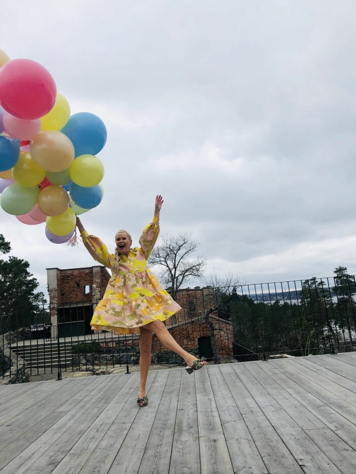 That's a wrap! Efva Attling med en stor klase med olikfärgade ballonger.