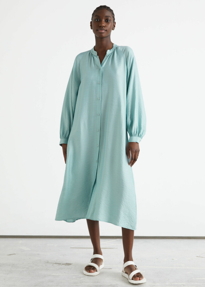 Klänning, 790 kr, And other stories. Modell med lång kaftan/klänning i turkost. Långa ärmar och knappar hela vägen. stylad med vita, platta sandaler. Klänning från And other stories.