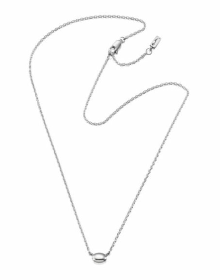 Halsband, Efva Attling. Halsband i silver med tunn kedja och med en liten, oval, slät berlock. Halsband från Efva Attling.
