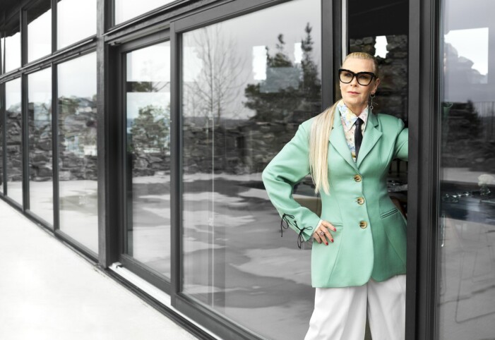 Foto: Mattias Edwall. Kavaj i ull/acetat/ viskos, XS–L, 3050 kr, AVAVAV Firenze. Blus i viskos, XS–L, 1500 kr, AVAVAV Firenze. Byxor i bomull/linne, stl 34–48, 3078 kr, Aspesi. Slips i i läder, Efva Attlings privata. Solglasögon i plast, 1500 kr, Efva Attling x Smarteyes. Hårextension Clip-in ponytail i äkta hår, 2199 kr, Rapunzel of Sweden. Örhänge i silver, 1900 kr, ring i vitt guld/morganit/ diamant, 59500 kr, allt Efva Attling Stockholm.