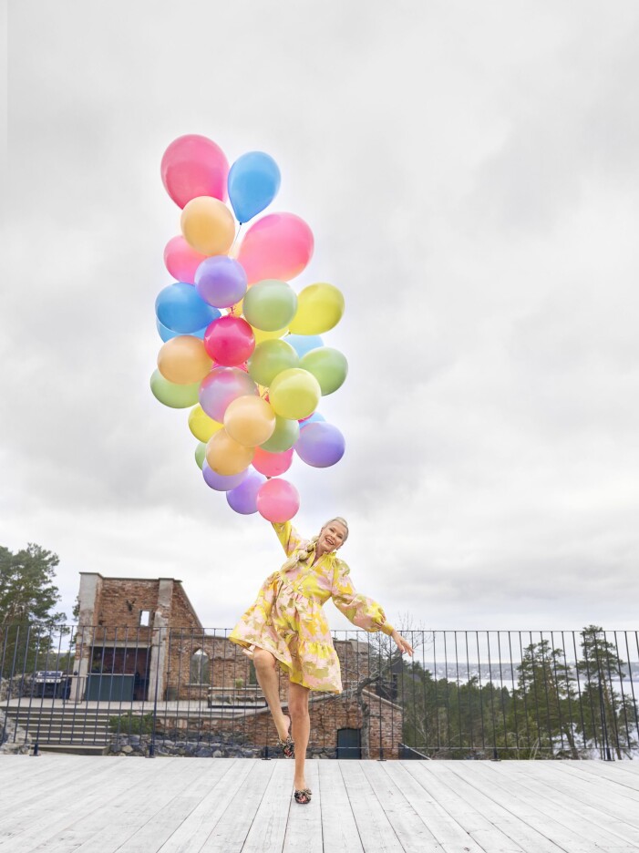 Att få ut alla ballongerna till Ruin Retreat var inte det lättaste... Foto Mattias Edwall Klänning i polyester/metallic, XXS–XL, 3 400 kr, Stine Goya. Skor i textil, 3 345 kr, Loef