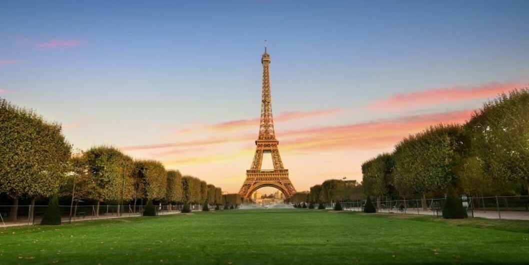 Eiffeltornet i Paris. Eiffeltornet i paris med en grön gräsmatta framför