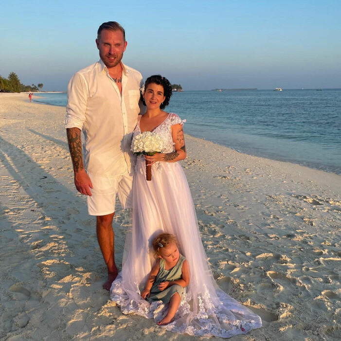 Elin Ekman tillsammans med sin man Jesper och deras dotter Amy på en strand i Maldiverna 30 december 2021. Det gifte sig där ett år efter avslutad cancerbehandling. Elin Ekman och hennes man och dotter på en strand på Maldiverna