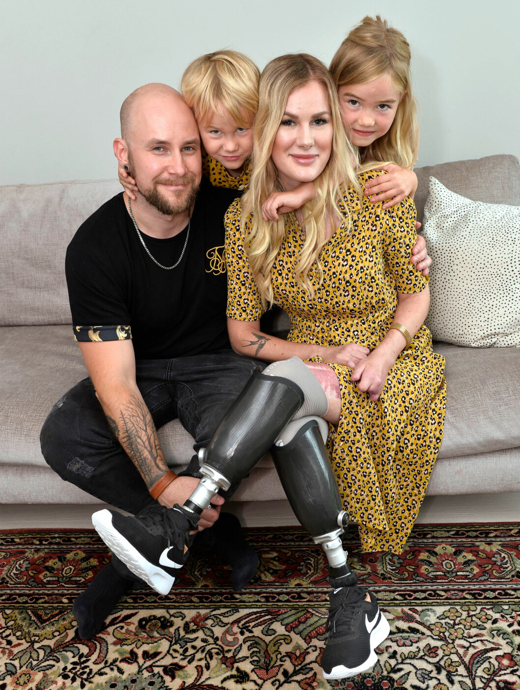 Familjen skulle ha en mysig vecka på Gran Canaria när allt förändrades i ett slag. Nu anpassar de sig till en ny situation. Elin tillsammans med sin man och sina barn sitter nära varandra i en soffa.