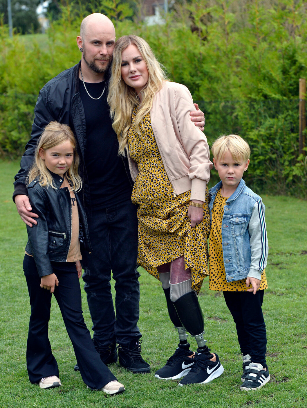 ”Olle och våra barn har varit fantastiska”, säger Elin, som överlevde mot alla odds. Olle och Elin tillsammans med sina barn