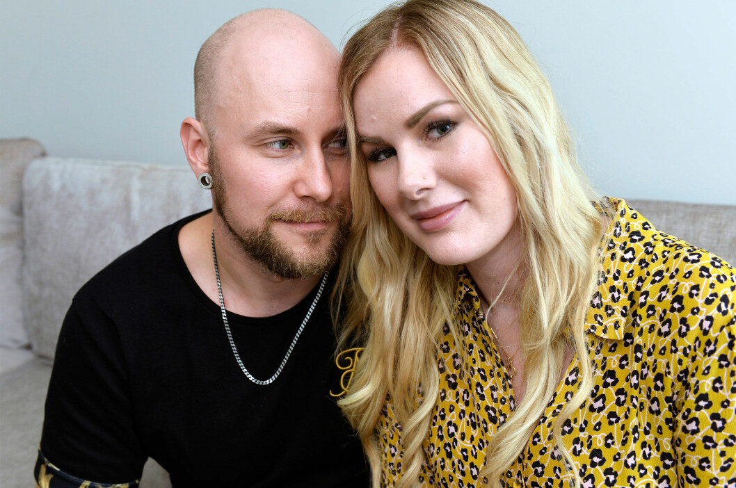 Olle vägrade att ge upp när läkarna sa att det inte fanns något mer de kunde göra för Elin. Elin och hennes man sitter kärleksfullt nära varandra.