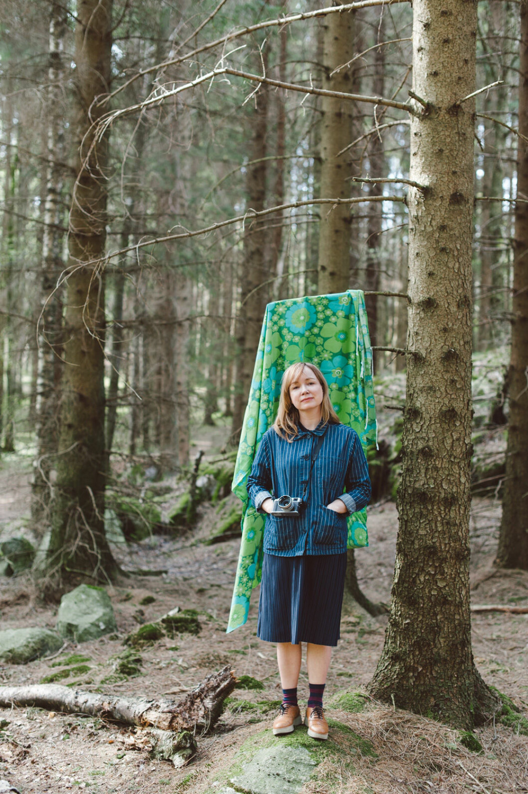 Konstnären och kommunikatören Elisabeth Dunker Kvinna i skogen med kamera