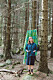 Kvinna i skogen med kamera