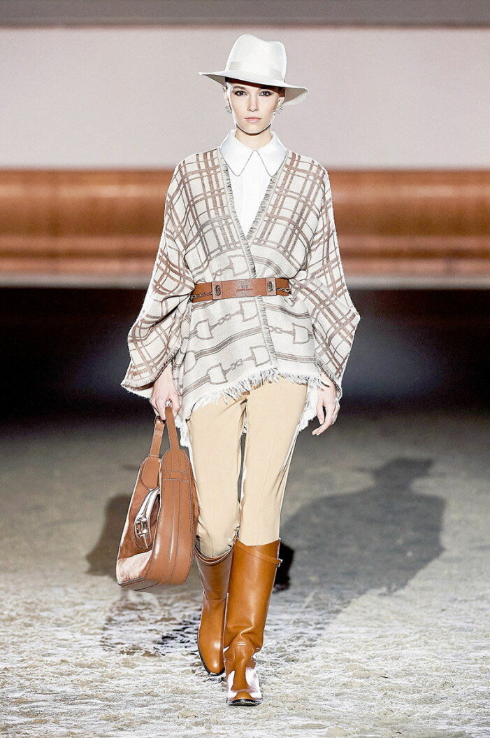 Snygg poncho med beige hatt Elisabetta Franchi