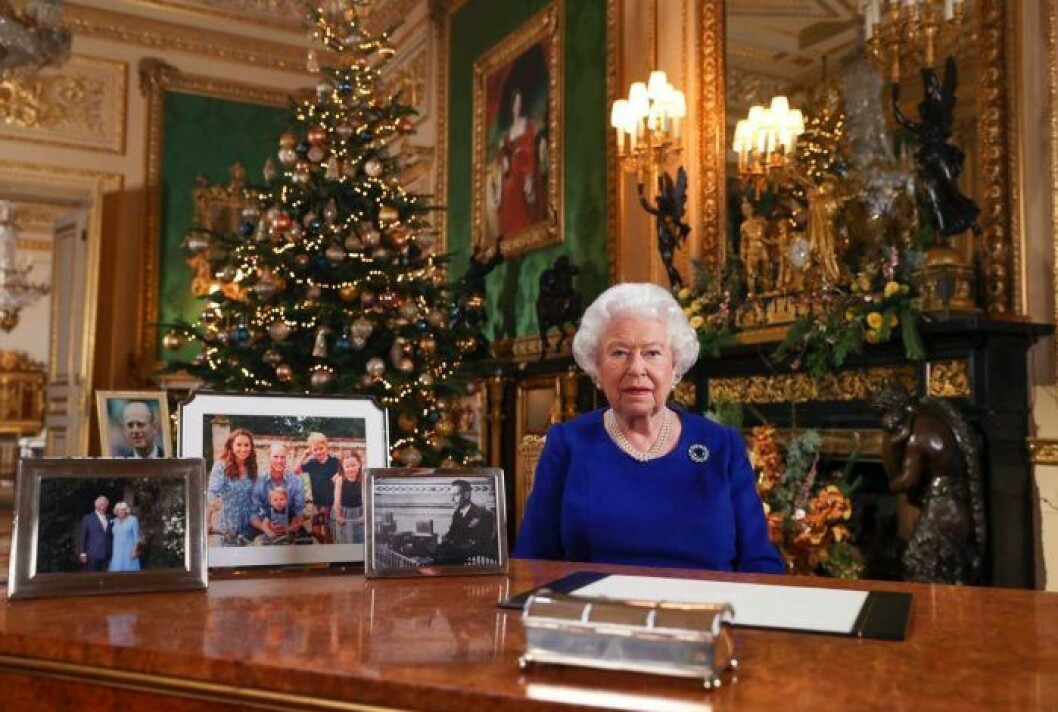Elizabeth vid skrivbordet på Windsor slott 2019. Notera fotona vid hennes sida. Elizabeth