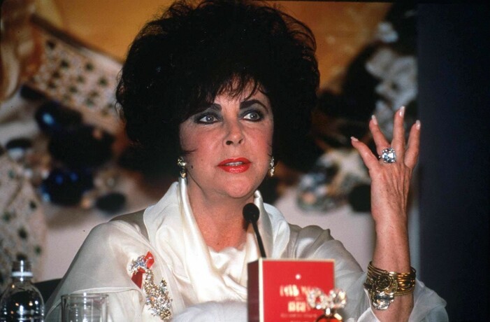 Elizabeth Taylor med "The Krupp Diamond". Foto: TT Bild på Elizabeth Taylor och hennes enorma förlovningsring.