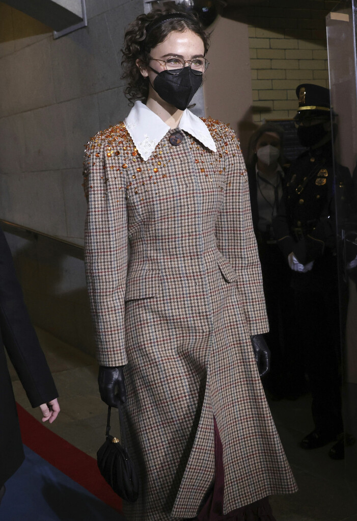 Ella i rocken från Miu Miu som väckte enorm uppmärksamhet och gjorde henne till modeikon. Foto: TT Ella Emhoff i rock från Miu Miu under Joe Biden och Kamala Harris invigningsceremoni.