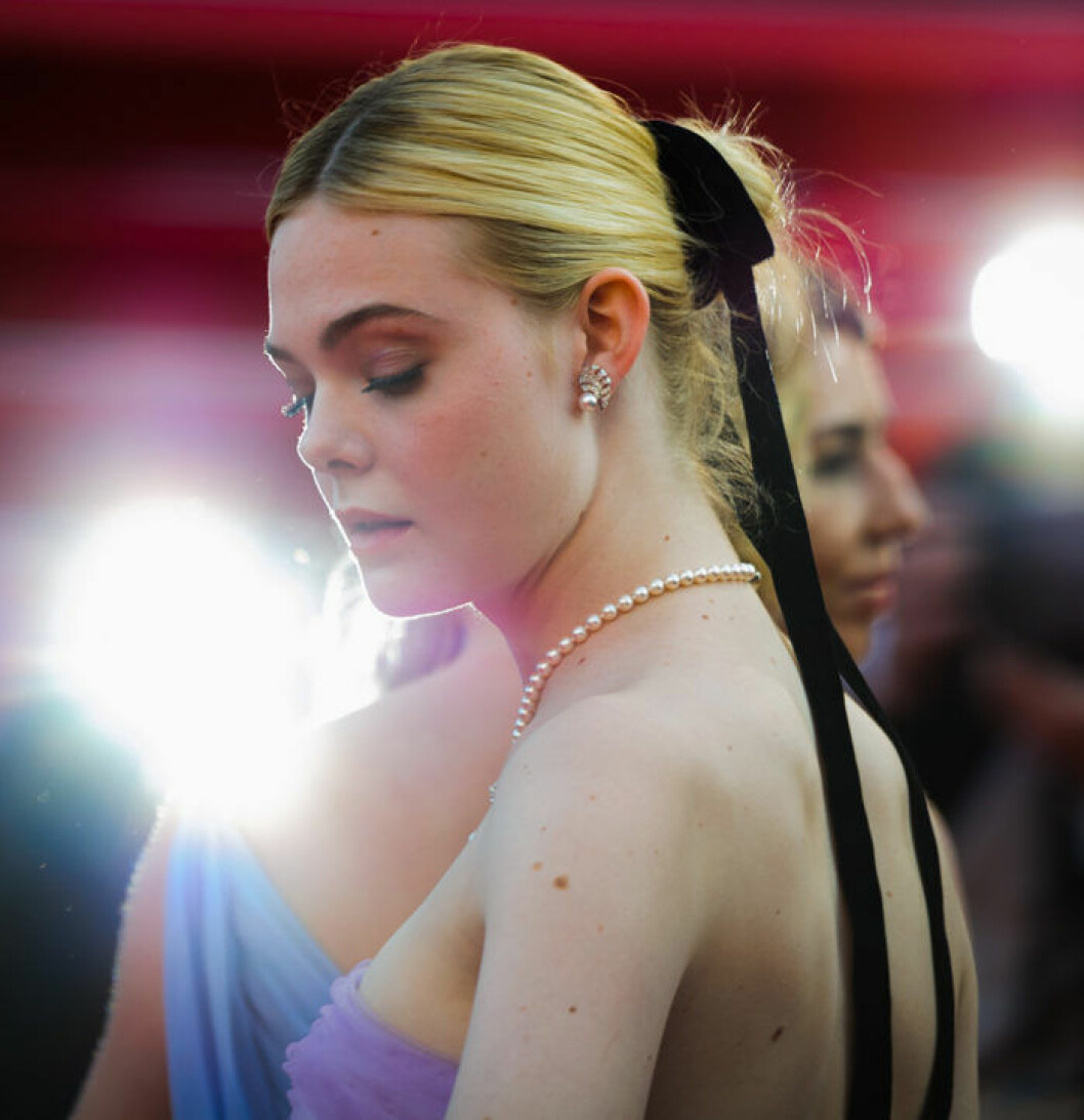 Elle Fanning förvandlade en enkel toft till något mycket mer glammigt med hjälp av ett hårband.