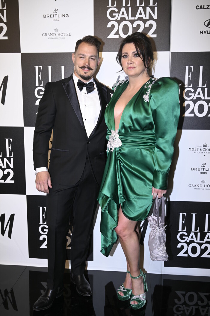 Camilla Läckberg tillsammans med Simon Sköld. Camilla Läckberg på röda mattan vid Elle-galan 2022.