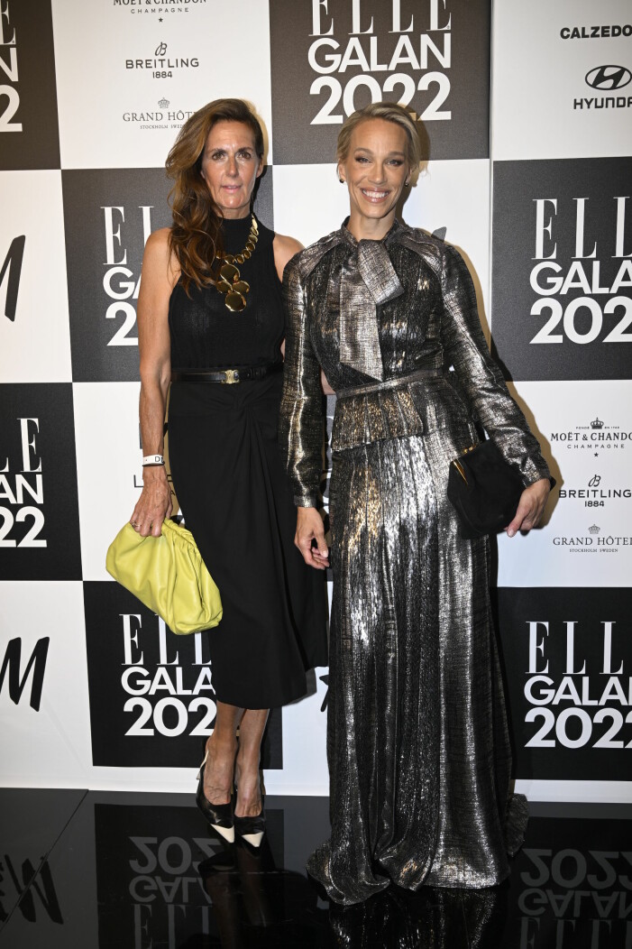 Emma Wiklund till höger, här med Rosanna Mariano. Emma Wiklund på röda mattan vid Elle-galan 2022.